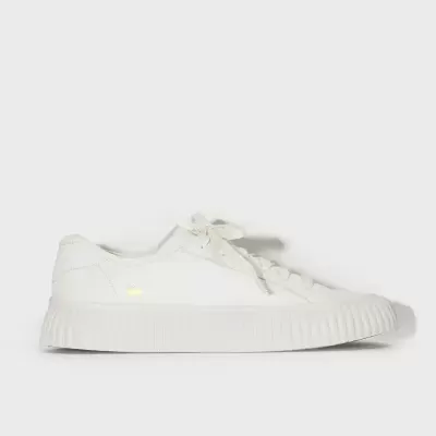 Ténis baixos brancos com sola grossa e detalhe dourado