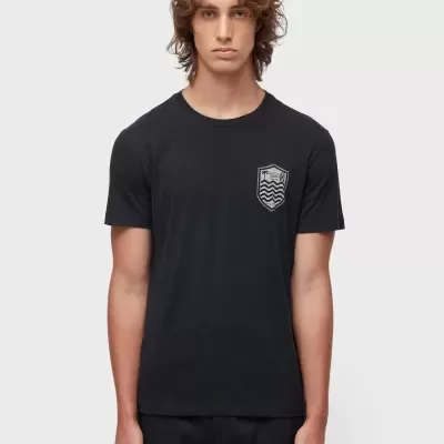 T-shirt preta com emblema bordado ao peito