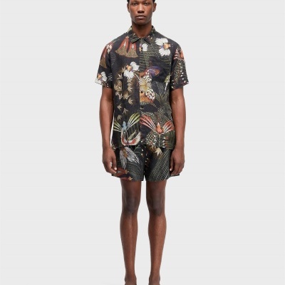 Conjunto camisa e calções florais pretos com sandálias castanhas