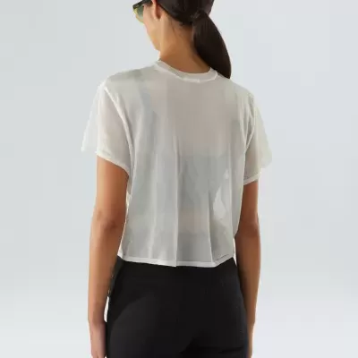 Camisola branca transparente de manga curta vista pelas costas com calças pretas