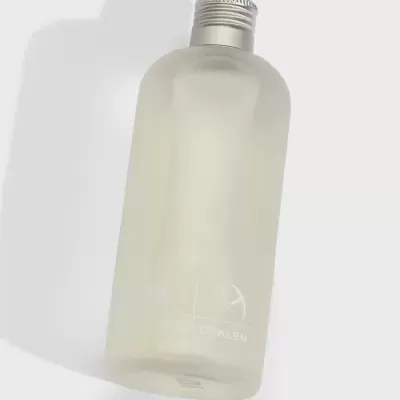 frasco transparente fosco de vidro com tampa metálica prateada