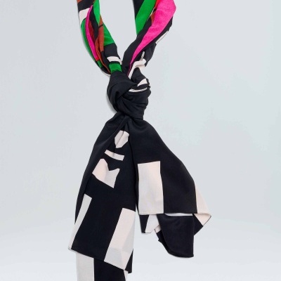 Lenço colorido com padrão geométrico em fundo cinza