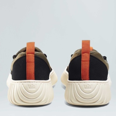 Sapatilhas pretas e bege com sola branca e alças laranja