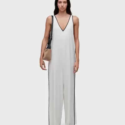 Macacão branco com linhas pretas e decote em v