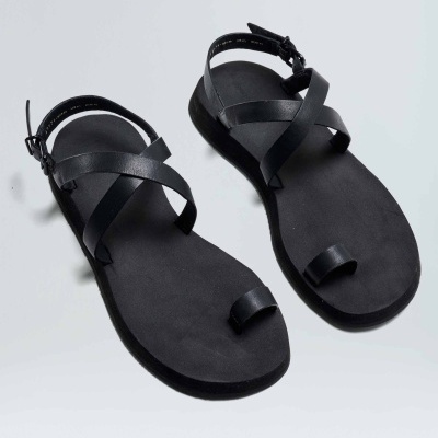 Sandálias pretas de pele com tiras cruzadas e fivela no tornozelo