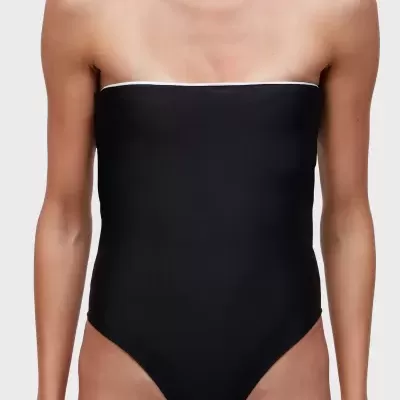 Fato de banho preto tomara que caia com detalhe branco na borda superior.