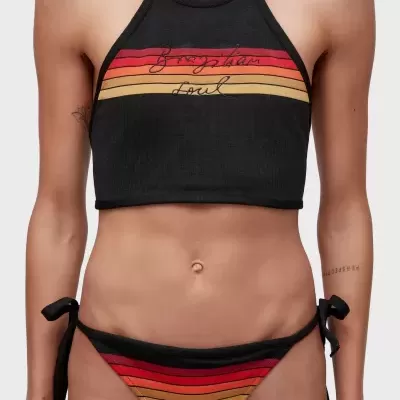 Conjunto de bikini com top cropped preto e riscas coloridas com texto e cueca com riscas e laços nas laterais