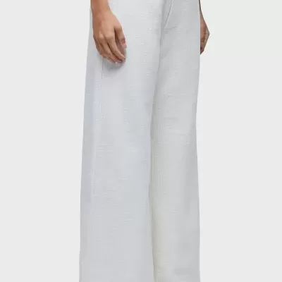 calças brancas largas com cintura elástica e textura canelada, usadas com sandálias pretas