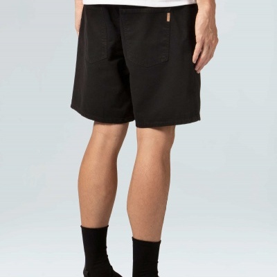 Vista traseira de calções pretos com bolsos, usados com camiseta branca e sapatilhas pretas