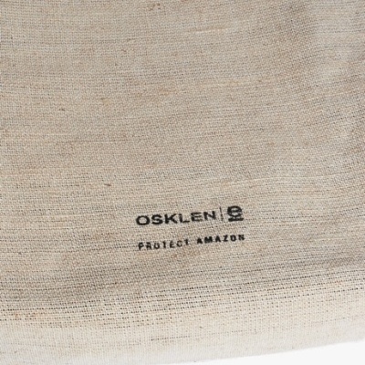 tecido bege com impressão a preto 'OSKLEN PROTECT AMAZON'