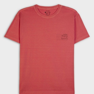 T-shirt masculina coral com texto preto no peito
