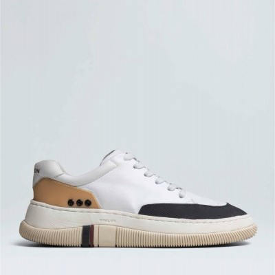 Ténis branco com detalhes pretos e castanhos em fundo branco