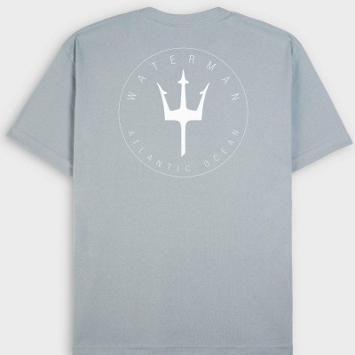 T-shirt cinza clara com estampa branca nas costas.