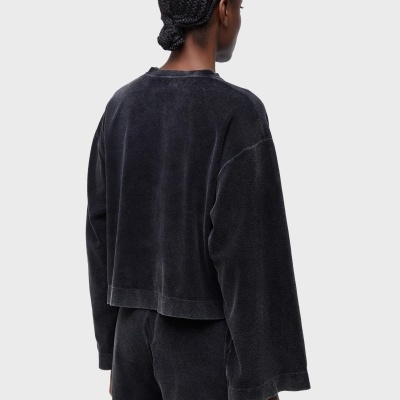 Conjunto preto felpudo de casaco e calções visto de costas