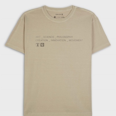 T-shirt bege clara com texto cinza clara