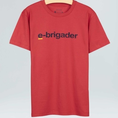 T-shirt vermelha de manga curta com a frase 'e-brigader' impressa.