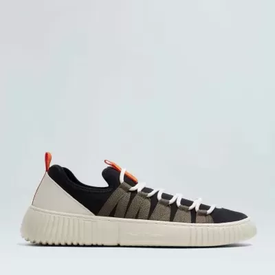Tênis de desporto masculino preto, bege e verde-cinza com sola branca e detalhes laranja.