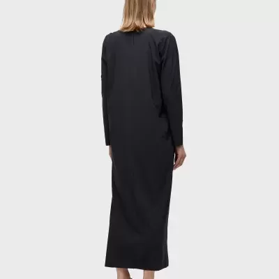 Vestido comprido preto de manga comprida visto de costas