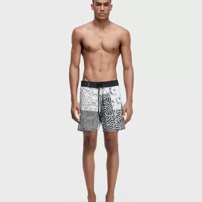 Calções de banho de homem padrão preto e branco com cós preto