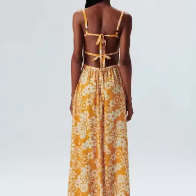 Vestido comprido amarelo com padrão floral branco e tiras nas costas