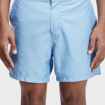 Calções azuis claros masculinos com botões pretos na cintura