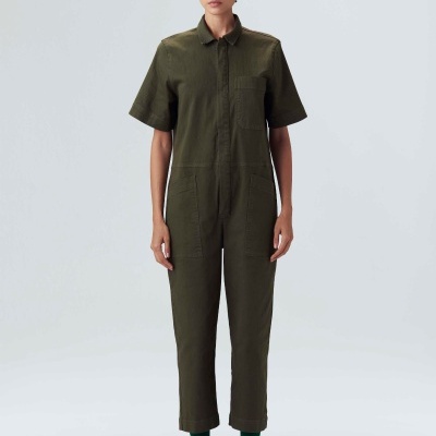 Macacão verde-oliva de manga curta com bolsos frontais grandes