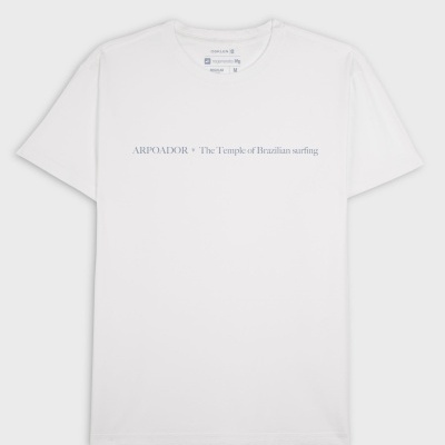T-shirt branca com texto azul claro no peito