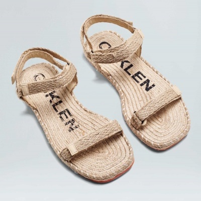 Sandálias rasas bege feitas de corda com tiras ajustáveis e marca OXALEN na palmilha