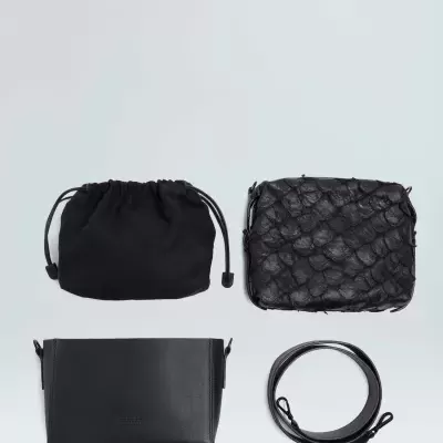 Conjunto de bolsas pretas variadas com diferentes texturas e uma alça removível