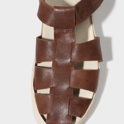 Sandália de couro castanho com sola branca e marca OSKLEN no interior