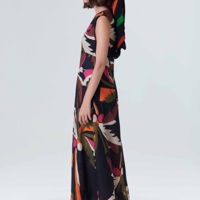 Vestido comprido colorido com bandana e sandálias