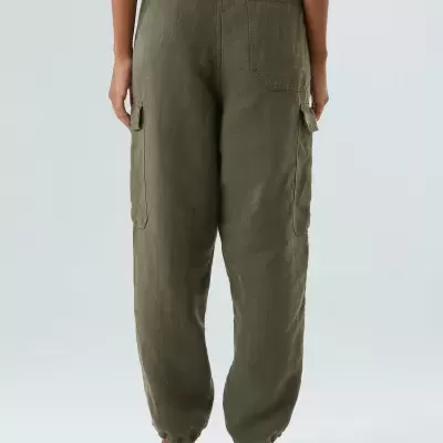 Calças cargo verde-oliva de linho com bolsos laterais e traseiros, ajustadas nos tornozelos