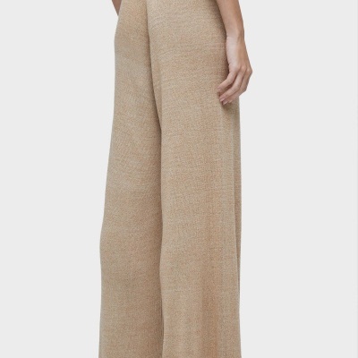 Calças femininas de malha bege largas vistas de trás