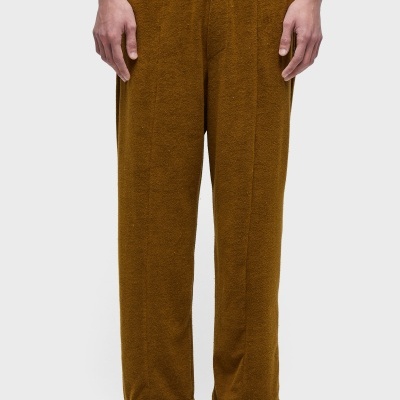 Calças castanhas felpudas com cintura elástica e ténis com padrão