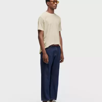 Homem com roupa casual e óculos de sol em fundo branco