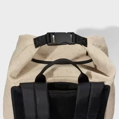 Mochila de tecido bege com alças pretas acolchoadas e fecho preto