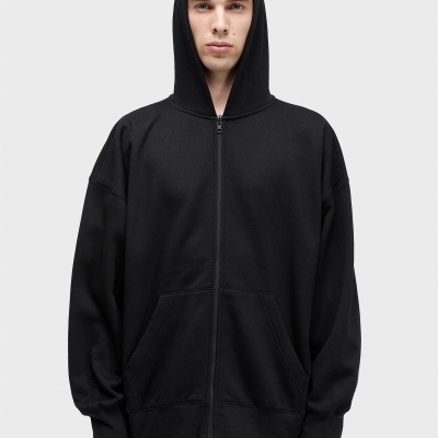 Sweatshirt preta com capuz e fecho de correr frontal