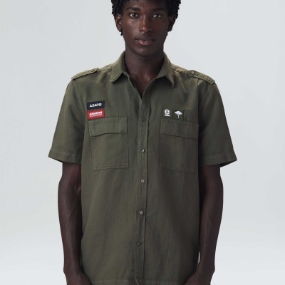 Camisa verde militar com etiquetas ASAPPB e CHILDREN'S