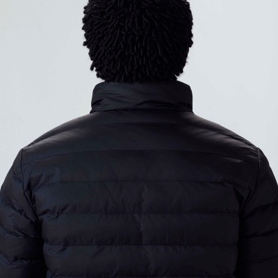 Casaco acolchoado preto visto por trás com touca preta texturizada