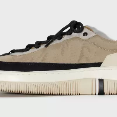 Tênis desportivo bege com sola branca e detalhes pretos