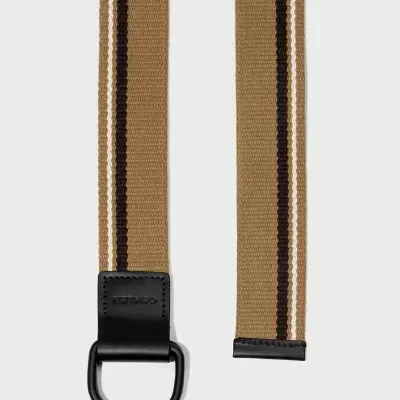 Cinto bege com riscas branca e castanha, fecho metálico preto e detalhe de pele com texto VETEMENTS.