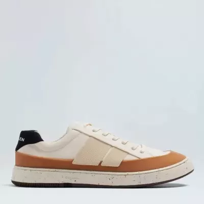 Tênis baixo bege com detalhes castanho e sola branca com salpicos