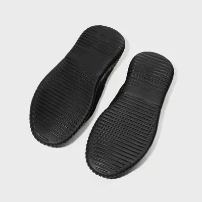 Solas texturizadas de sandálias pretas