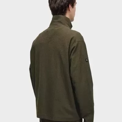 Casaco masculino verde-oliva com gola alta e textura, visto de costas