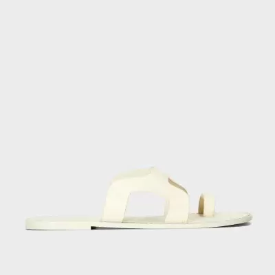 Sandália branca com design aberto e textura semelhante a pele de cobra