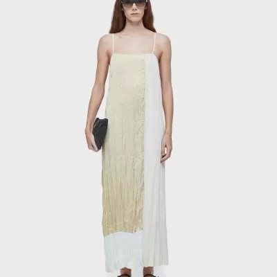 Vestido comprido plissado bege e branco com alças finas