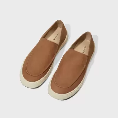 Sapatos slip-on castanhos em camurça com sola branca