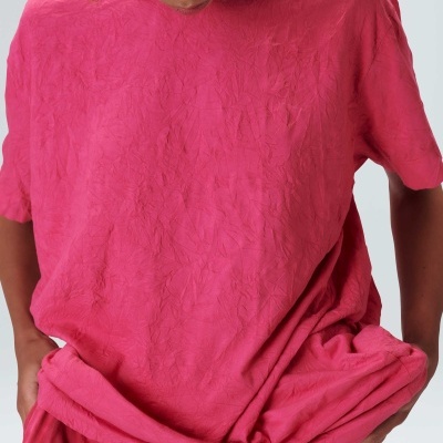 Camisola rosa texturizada de manga curta em fundo branco