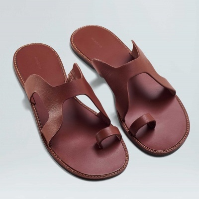 Sapatos sandálias de couro castanho com tiras largas e tira para o dedo