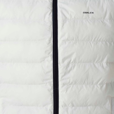Casaco branco acolchoado com fecho preto e logótipo OSKLEN